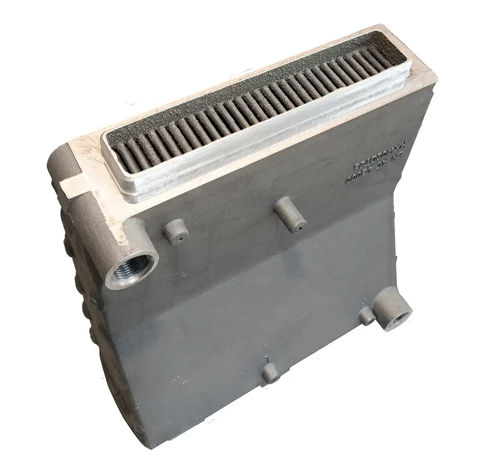 Daikin Wärmetauscher in rechteckiger Form, mit einem luftdurchlässigen oberen Bereich und mehreren Anschlüssen an der Unterseite, geeignet für Heizungsanwendungen.